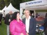 Heike schüttelt Hannes die Hand